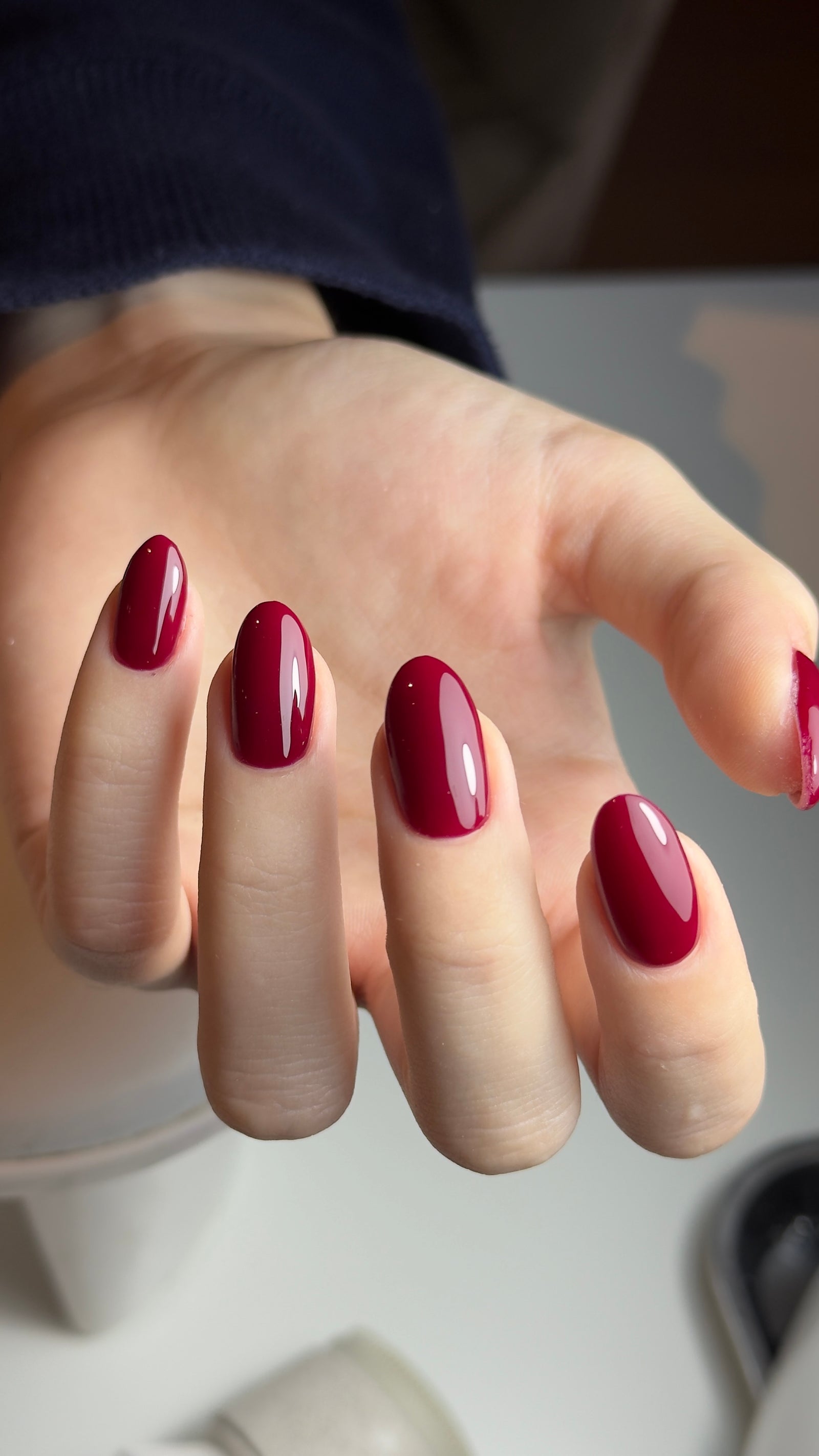 Diep rode amandelvormige nagels op een open hand