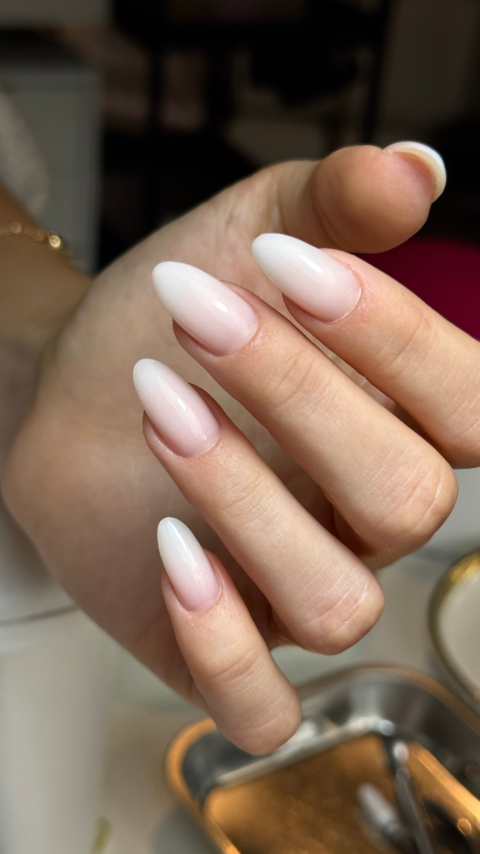 Melkwitte amandelvormige nagels